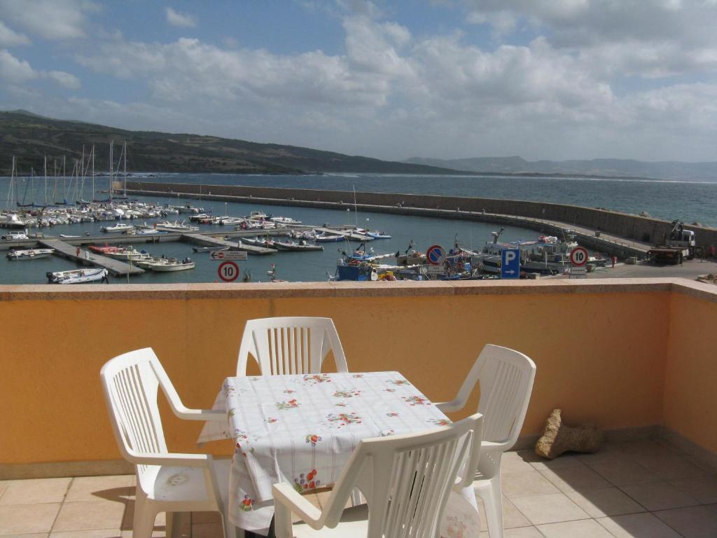 Borgo Spiaggia Vista Mare Isola Rossa Buitenkant foto